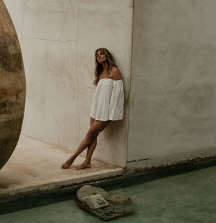 Halle Berry feet photo thumbnail