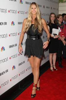 Elle Macpherson feet photo thumbnail