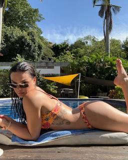 Isis Valverde feet photo thumbnail