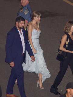 Taylor Swift feet photo thumbnail