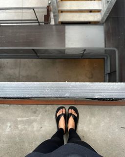 Isis Valverde feet photo thumbnail