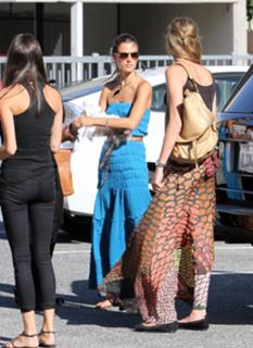 Alessandra Ambrosio feet photo thumbnail