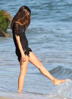 Alessandra Ambrosio feet photo thumbnail