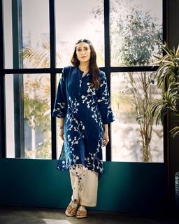 Karisma Kapoor feet photo thumbnail