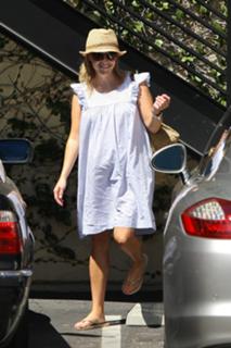 Reese Witherspoon feet photo thumbnail