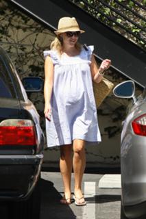 Reese Witherspoon feet photo thumbnail