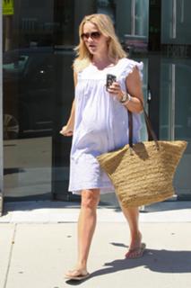 Reese Witherspoon feet photo thumbnail