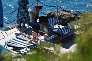 Jennifer Lopez feet photo thumbnail