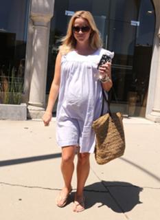 Reese Witherspoon feet photo thumbnail