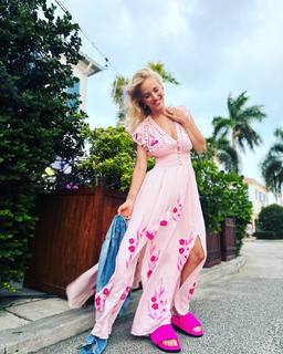 Luisana Lopilato feet photo thumbnail