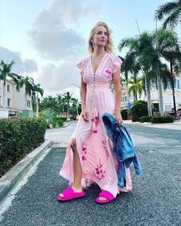Luisana Lopilato feet photo thumbnail
