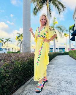 Luisana Lopilato feet photo thumbnail