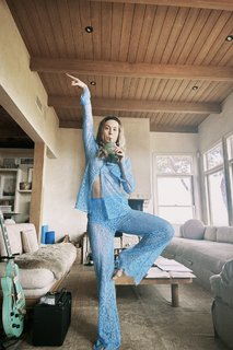 Brie Larson feet photo thumbnail