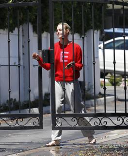 Elle Fanning feet photo thumbnail