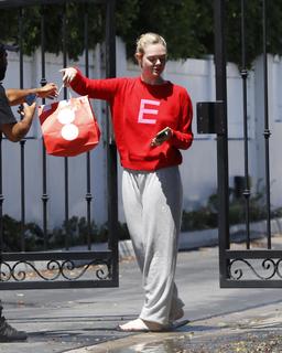 Elle Fanning feet photo thumbnail