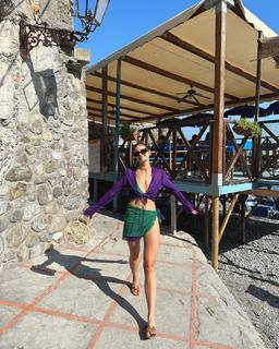 Taylor Hill feet photo thumbnail