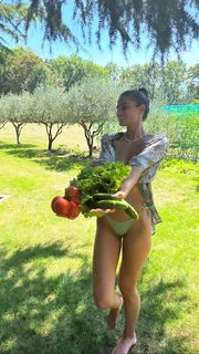 Taylor Hill feet photo thumbnail