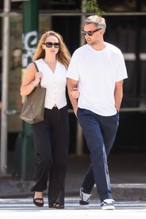 Jennifer Lawrence feet photo thumbnail