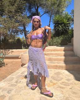 Rita Ora feet photo thumbnail