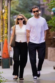 Jennifer Lawrence feet photo thumbnail