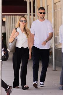 Jennifer Lawrence feet photo thumbnail