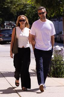 Jennifer Lawrence feet photo thumbnail