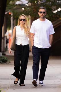Jennifer Lawrence feet photo thumbnail