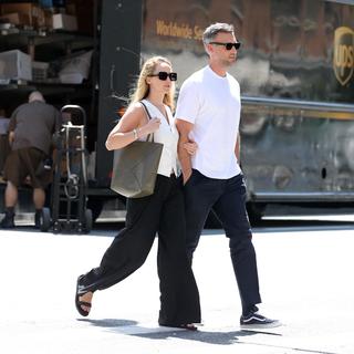 Jennifer Lawrence feet photo thumbnail