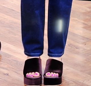 Courtney Khondabi feet photo thumbnail