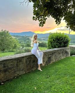 Khloé Kardashian feet photo thumbnail
