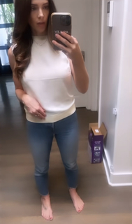Ashley Greene feet photo thumbnail