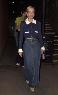 Lily Allen feet photo thumbnail