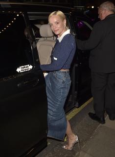 Lily Allen feet photo thumbnail