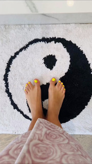 Victoria Justice feet photo thumbnail