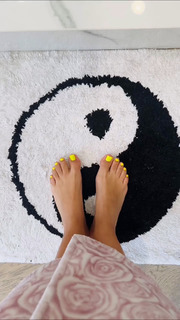 Victoria Justice feet photo thumbnail