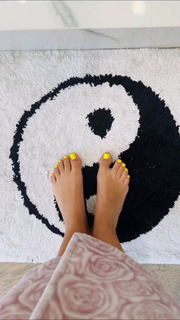 Victoria Justice feet photo thumbnail
