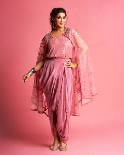 Sonali Bendre feet photo thumbnail