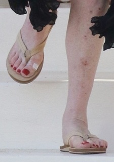 Lindsay Lohan feet photo thumbnail