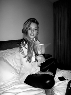 Lindsay Lohan feet photo thumbnail