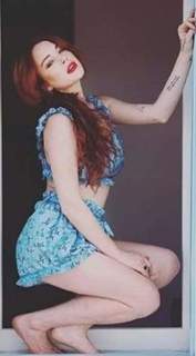 Lindsay Lohan feet photo thumbnail