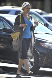 Natasha Henstridge feet photo thumbnail