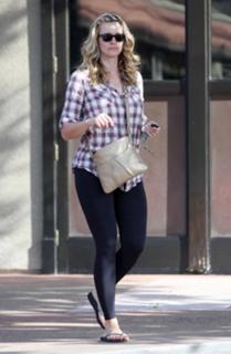 Natasha Henstridge feet photo thumbnail