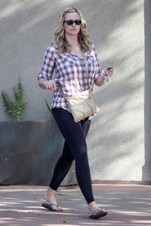 Natasha Henstridge feet photo thumbnail