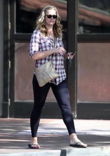 Natasha Henstridge feet photo thumbnail
