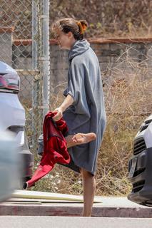 Leighton Meester feet photo thumbnail