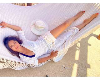 Salma Hayek feet photo thumbnail