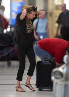 Cat Deeley feet photo thumbnail