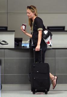Cat Deeley feet photo thumbnail