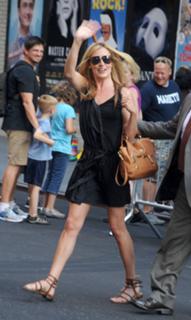 Cat Deeley feet photo thumbnail