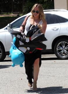 Hilary Duff feet photo thumbnail